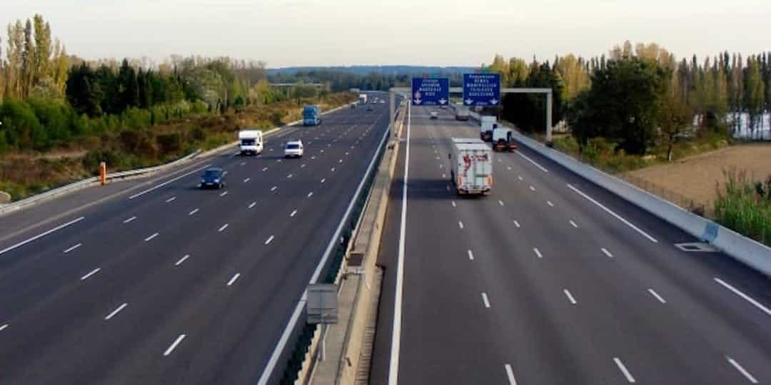 Sur l’autoroute : après les moissonneuses-batteuses, la voiture chameau…
