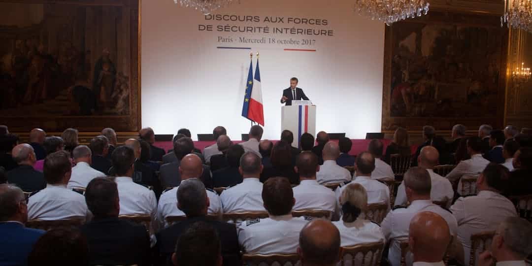 Emmanuel Macron remet en cause la directive du temps de travail
