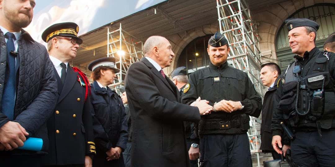 En déplacement auprès de gendarmes mobiles, Gérard Collomb salue l’entrée en vigueur de la nouvelle loi anti-terroriste (Vidéo)