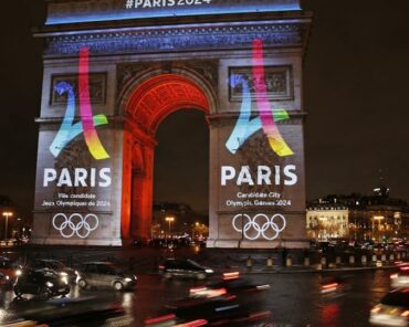 Le logo des jeux Olympiques et Paralympiques de Paris 2024 projeté sur l'Arc de Triomphe à Paris. (Photo d'illustration)