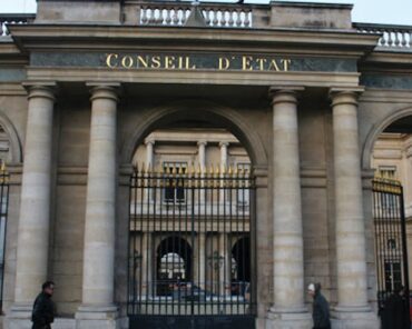 Le Conseil d’État est la plus haute juridiction de l’ordre administratif. Il vérifie le respect des règles de procédure et l’application de la loi par les tribunaux et les cours administratives d’appel.
