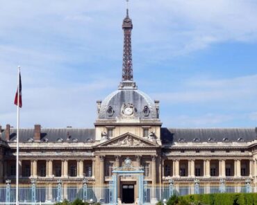 Les lauréats ayant suivi le CSEMG (Cours Supérieur d'Enseignement des Officiers de la Gendarmerie), dispensé à Paris, à l'Ecole militaire - illustration - se voient attribuer le brevet technique option « études administratives militaires supérieures de la gendarmerie » (BTEAMSG).