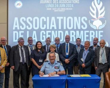 Les présidents et représentants des associations signataires de la nouvelle charte des associations de la Gendarmerie, réunis autour du directeur général de l'Arme, le général Christian Rodriguez, le 24 juin 2024. (Photo: Gendarmerie)