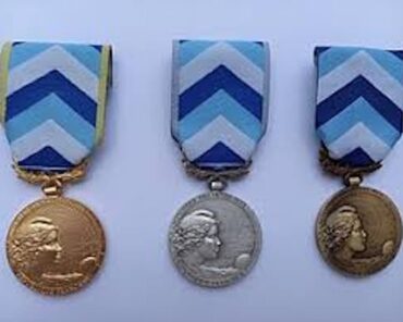 La médaille d’honneur de l’engagement ultramarin est destinée à récompenser et mettre à l’honneur toute personne ayant éminemment servi la cause ultramarine. Créée par Décret n°2022-148 du 8 février 2022, la médaille d’honneur de l’engagement ultramarin comprend trois échelons : médaille de bronze, médaille d'argent, médaille d'or. Les nominations sont établies chaque année, au 1er janvier et au 1er juillet, par arrêté du ministre des outre-mer.