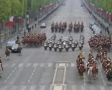 Le régiment de cavalerie de la Garde républicaine, encadrant la voiture du Président de la République, sur les Champs-Elysées (Capture d'écran de la retransmission télévisée de la cérémonie commémorative du 8 mai 1945, le 8 mai 2022 à Paris).